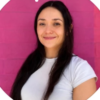 Mayela Sosa smiling in front of a pink wall